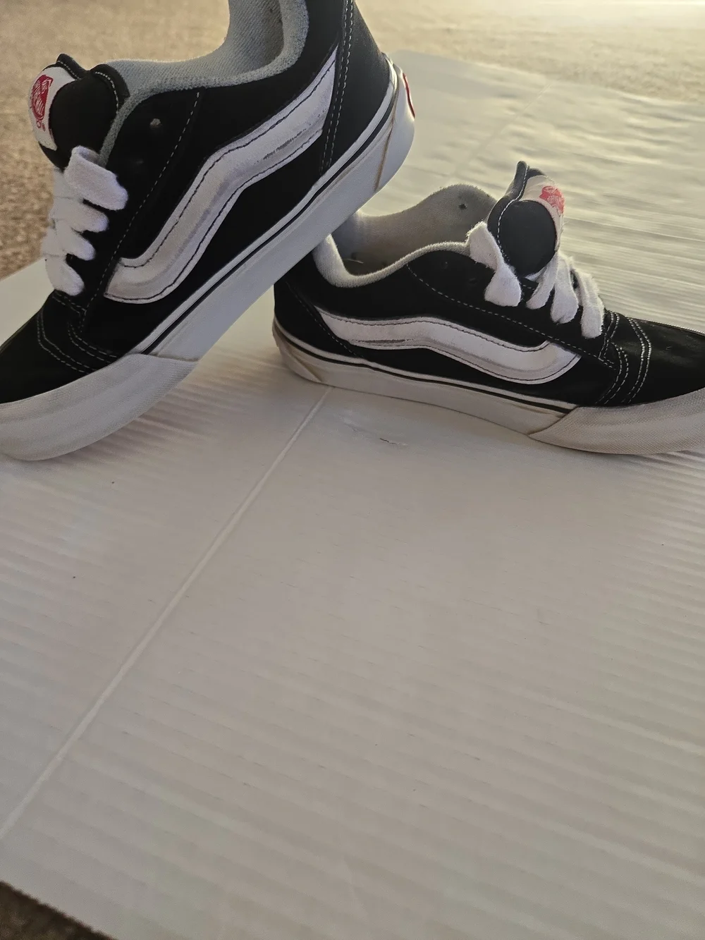 VANS Unisex Kids Black/White Low Top Lace-Up Sneakers Logo Accent Round Toe